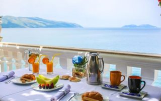 Dove dormire a Valona: colazione con vista mare dalla terrazza panoramica del Liro Hotel a Valona
