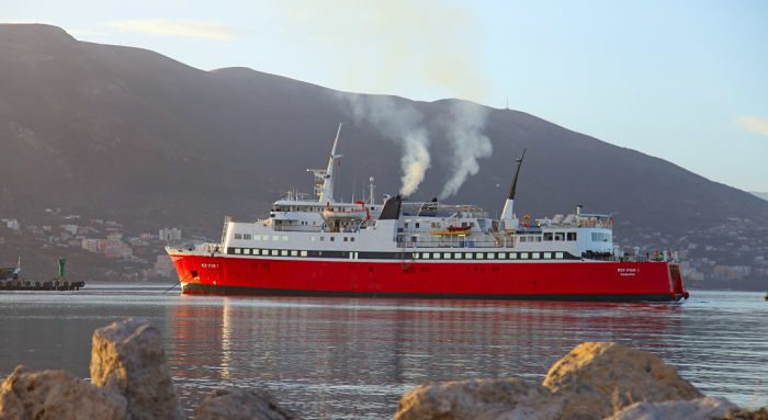 Traghetti Valona low cost: un Traghetto Red Star Ferries che entra al Porto di Valona