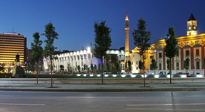 Guida Albania: la Piazza di Skanderbeg, Tirana