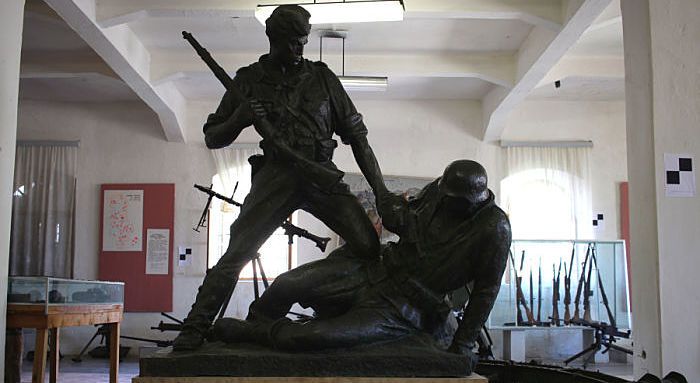 Cosa vedere a Gjirokastra: una delle sale del Museo delle armi