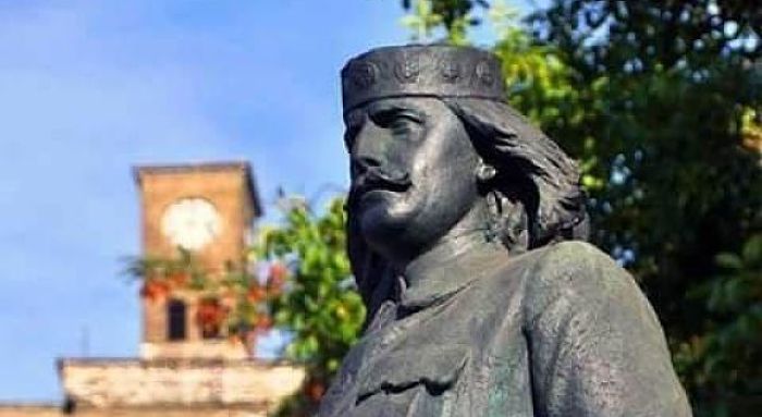Cosa vedere a Gjirokastra: statua Çerçik Topulli