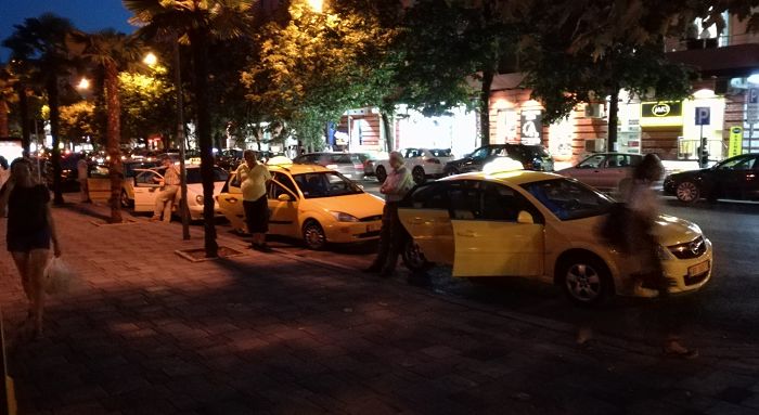 Noleggio auto Tirana: taxi in sosta a Tirana