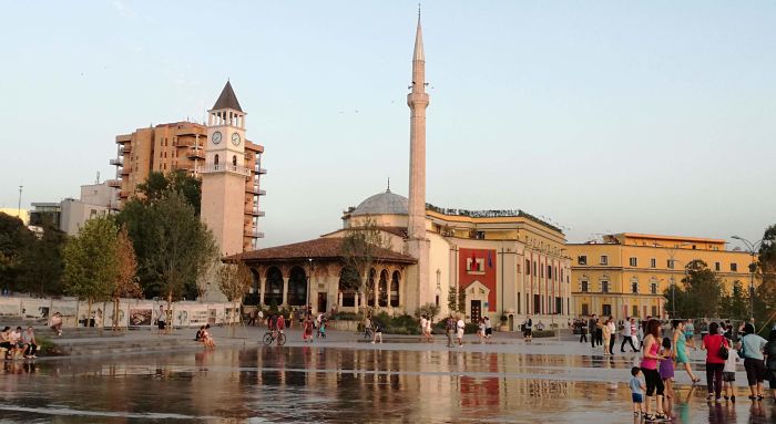 Cosa vedere a Tirana: Piazza Skanderbeg