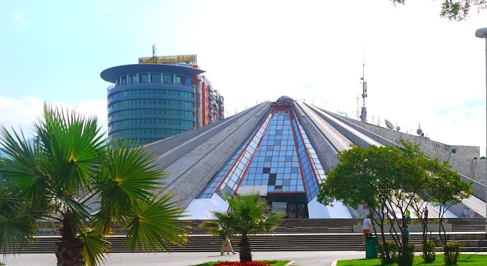 Cosa vedere a Tirana: Piramide Enver Hoxha