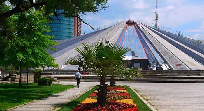 Cosa vedere a Tirana in due giorni: Piramide Enver Hoxha