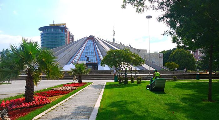 Cosa vedere in Albania: Piramide Enver Hoxha Tirana